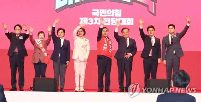 ▲ 민영삼·정미경·조수진·허은아·태영호·김재원·김병민·김용태 국민의힘 최고위원 후보(왼쪽부터)가 23일 오후 강원 홍천군 홍천종합체육관에서 열린 제3차 전당대회 강원 합동연설회에서 기념 촬영하고 있다.ⓒ연합뉴스