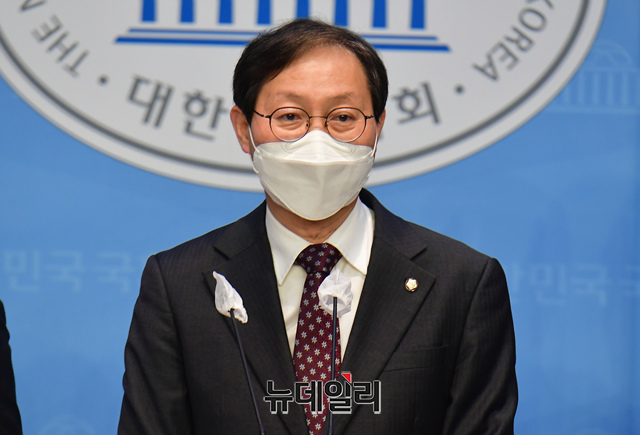 ▲ 국회 보건복지위 여당 간사인 김성주 더불어민주당 의원과 소속 의원들이 2022년4월13일 오전 국회 소통관에서 정호영 보건복지부 장관 후보자 지명 철회 촉구 기자회견을 하고 있다.ⓒ이종현 기자