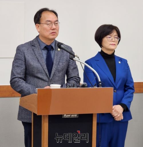 ▲ 청주시의회 박완희 민주당 원내대표가 23일 오후 청주시청 브리핑룸에서 성명서를 발표하고 있다.ⓒ김동식 기자