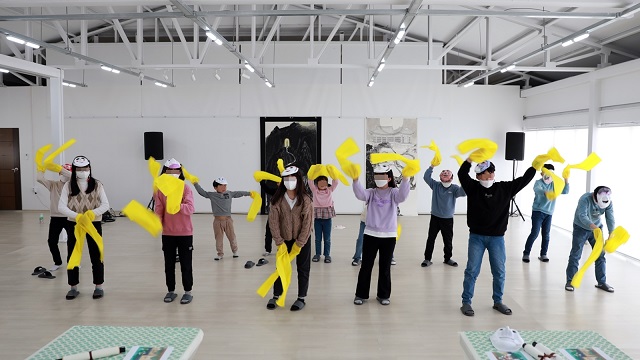 ▲ 경주엑스포대공원 문화아카데미에서 ‘꿈자람 놀이터’에 참가한 아동들이 탈춤을 배우고 있다.ⓒ경주엑스포