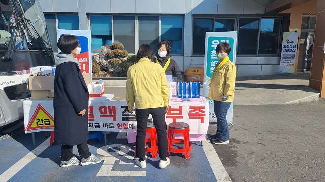 ▲ 의성군은 코로나19 확산으로 인해 혈액 보유량이 급감한 상황에 도움이 되고자 지난 22일 군청 전정에서 공직자 및 군민들을 대상으로 단체 헌혈 행사를 가졌다.ⓒ의성군