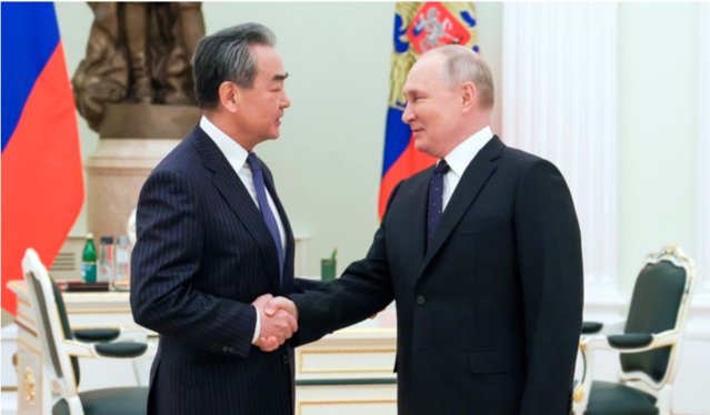 ▲ 왕이 중공 중앙정치국 위원과 푸틴 대통령. ⓒ뉴시스