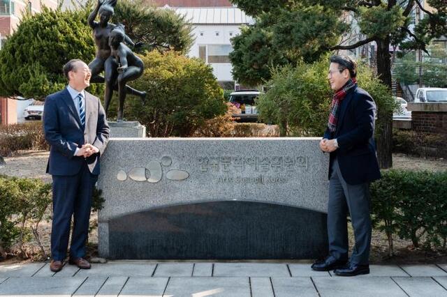 ▲ 박종관 전 위원장(왼쪽)과 정병국 위원장.ⓒ한국문화예술위원회