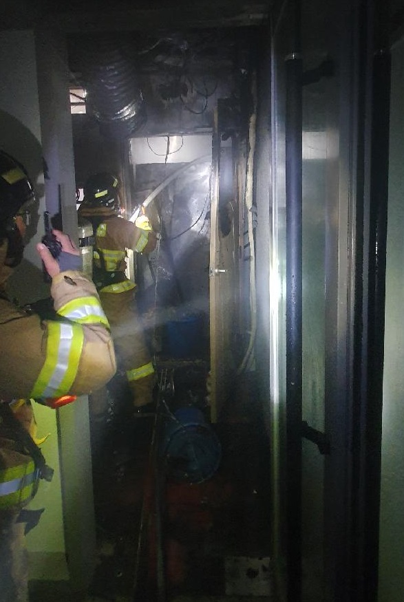 ▲ 24일 오전 1시 31쯤 세종시 보람동 한 상가 건물에서 불이 나 소방대원들이 진화 작업을 벌이고 있다.ⓒ세종소방본부