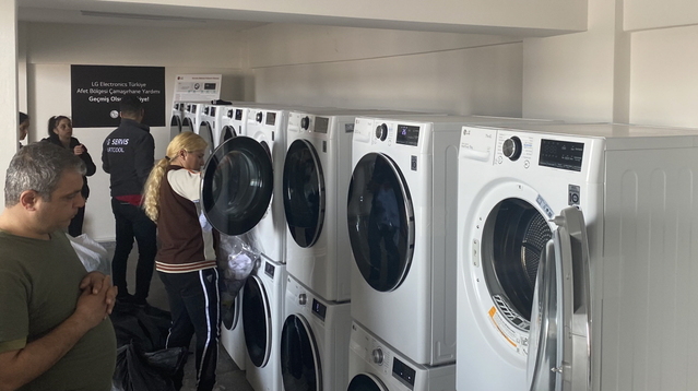 ▲ 이재민들이 튀르키예 중남부 메르신(Mersin) 지역에 설치된 무료 세탁시설을 이용하는 모습 ⓒLG전자