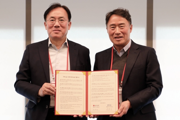 ▲ (왼쪽부터) 정철동 LG이노텍 사장과 박용순 ㈜티케이씨 대표가 새로 체결한 '동반성장 협약서'를 들어 보이고 있다. ⓒLG이노텍