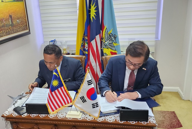 ▲ KAI 강구영 사장(오른쪽)과 다툭 뮤에즈 말레이시아 국방사무차관(왼쪽)이 FA-50 수출 계약서에 서명하고 있다.ⓒKAI