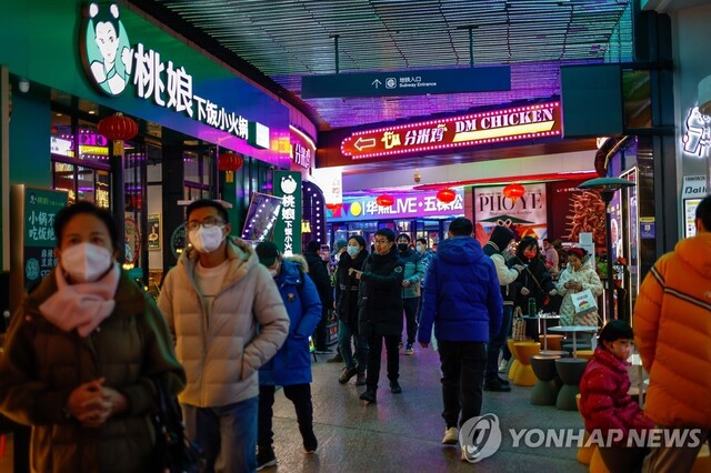 ▲ 중국 베이징의 쇼핑가를 지나는 시민들.ⓒ연합뉴스