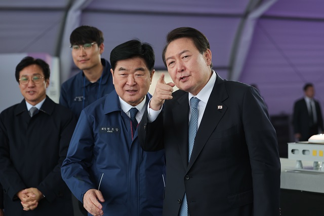▲ 윤석열 대통령이 지난 10일 오후 전북 군산 현대중공업 군산조선소를 방문해 첫 블록 출항 모습을 바라보고 있다.ⓒ대통령실 제공