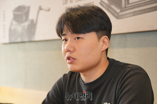 ▲ 송시영 노조협의회 부의장(올바른노조 위원장)이 24일 오전 합정역 인근 카페에서 뉴데일리와 인터뷰하고 있다. ⓒ서성진 기자