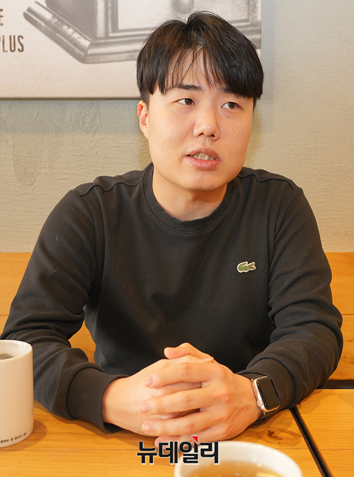 ▲ 송시영 노조협의회 부의장(올바른노조 위원장)이 24일 오전 합정역 인근 카페에서 뉴데일리와 인터뷰하고 있다. ⓒ서성진 기자