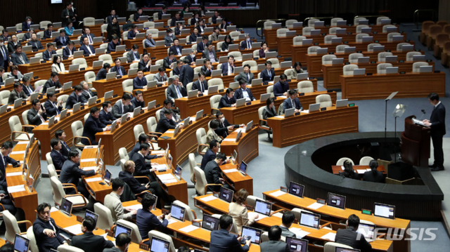 ▲ 정명호 국회 의사국장이 24일 오후 서울 여의도 국회 본회의장에서 열린 제403회국회(임시회) 제7차 본회의에서 이재명 더불어민주당 대표의 체포동의 요구서 국회 접수 보고를 하고 있다. ⓒ뉴시스