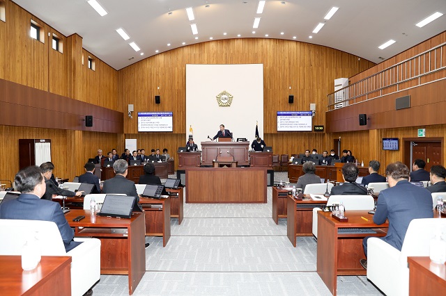 ▲ 경주시의회는 24일 의회 본회의장에서 제273회 경주시의회 임시회 제2차 본회의를 개의해 17일부터 8일간의 제273회 임시회를 마무리했다.ⓒ경주시의회