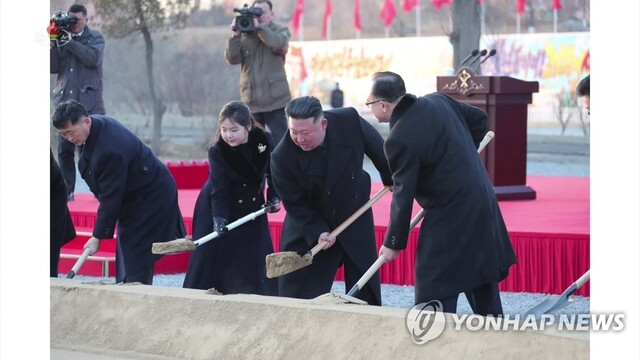 26일 조선중앙TV에 따르면 북한 김정은은 지난 25일 딸 김주애와 함께 평양 서포지구 새거리건설 착공식에 참석했다. ⓒ연합뉴스(사진=조선중앙TV 화면)