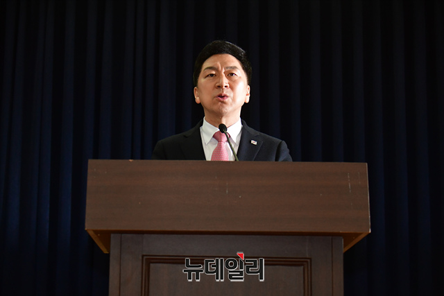 ▲ 김기현 국민의힘 당대표 후보가 지난 23일 오전 국회 의원회관에서 열린 KTX울산역 연결도로 임야 관련 기자회견을 갖고 있다. ⓒ이종현 기자