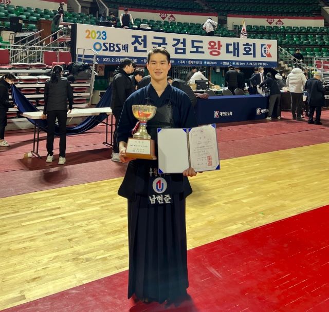 ▲ 유원대학교 검도부 남현준(3학년)이 ‘2023 SBS배 전국검도왕대회’ 남자 대학부 개인전에서 우승을 차지하고 포즈를 취하고 있다.ⓒ유원대