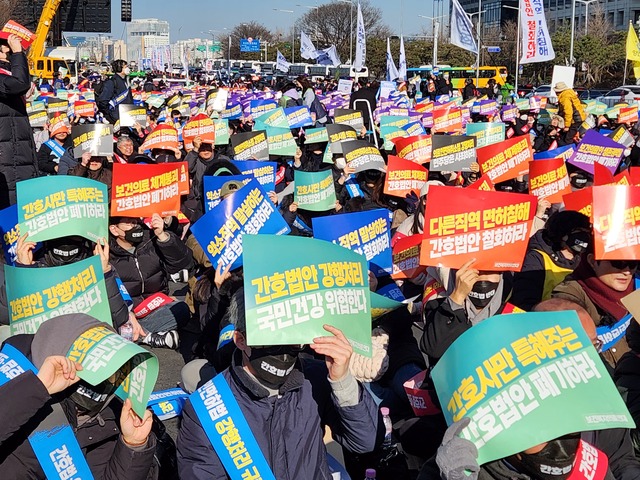 ▲ 보건복지의료연대는 26일 여의도공원 앞 여의대로에서 야당의 간호법 및 의료인면허법 처리 강행을 규탄하는 총궐기대회를 열었다. ⓒ대한의사협회