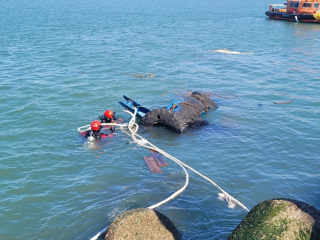 ▲ 사고 선박을 고정 중인 태안해경.ⓒ태안해양경찰서