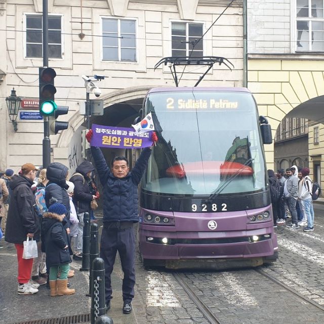 ▲ 박지헌 충북도의회 예산결산특별위원장이 체코 프라하에서 충청권 광역철도의 청주도심 통과를 촉구하는 퍼포먼스를 펼치고 있다.ⓒ충북도의회