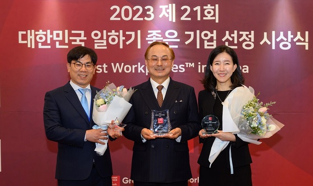 ▲ 애터미가 3년 연속 대한민국에서 가장 일하기 좋은 기업으로 선정 됐다.좌측부터 애터미 김태원 CBO(혁신리더), 애터미 박한길 회장, 애터미 김경희 CMO(자랑스런 워킹맘).ⓒ애터미