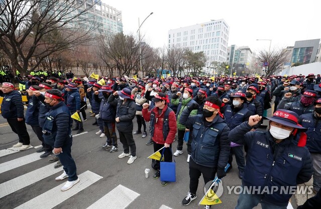 ▲ 전국민주노동조합총연맹 인천본부 조합원들이 지난 17일 오후 인천시 남동구 인천경찰청 앞에서 인천경찰청을 규탄하는 구호를 외치고 있다. ⓒ연합뉴스