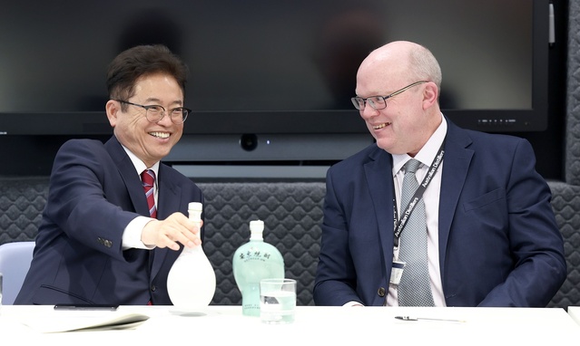 ▲ 방문단은 스카치위스키협회(SWA)와 만남의 자리에서 위스키가 지역적 특성이 강한 전통주의 특성을 극복하고, 차별화된 브랜드 구축을 통해 세계적 브랜드로 성장한 노하우를 습득하기 위해 다양한 질의응답을 이어갔다.ⓒ경북도