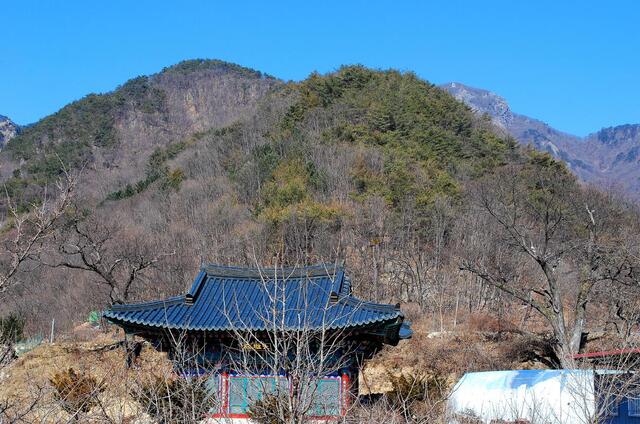 ▲ 천황사 대웅전 뒤편으로 천왕봉이 보인다.ⓒ진경수 山 애호가