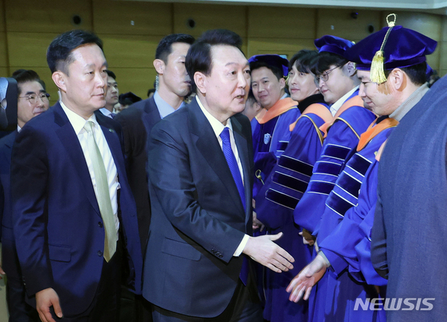 ▲ 윤석열 대통령이 27일 서울 서대문구 연세대학교에서 열린 2023년 2월 학위수여식에서 축사를 마친 뒤 졸업생들과 악수하고 있다.ⓒ뉴시스(사진=대통령실통신사진기자단)