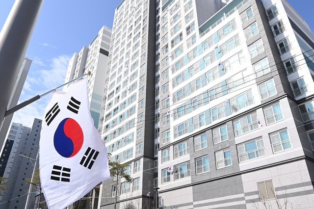 ▲ 김천시(시장 김충섭)는 3·1절 등 국경일을 앞두고 선열들의 위업을 기리고, 나라 사랑하는 마음을 드높이고자 ‘국경일 시범지역 태극기 달기 운동’을 전개한다.ⓒ김천시