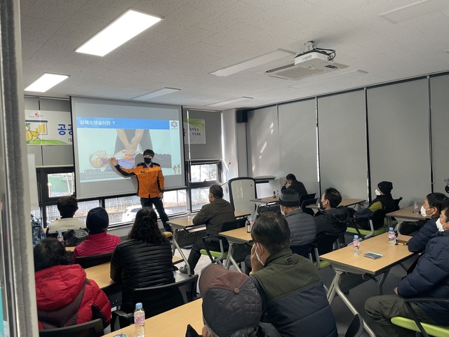 ▲ 성주군에서는 27일 오전 8시 30분 성주군 청년창업지원센터에서 2023년 하반기 정부재정지원일자리사업(지역공동체일자리, 공공근로 사업 등) 참여자들을 대상으로 안전보건교육을 실시했다.ⓒ성주군
