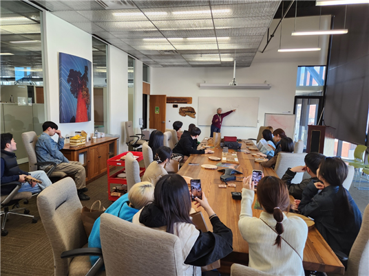 ▲ 계명대학교 패션마케팅학전공 학생들이 2월 12일부터 21일까지 미국 투손 아리조나대학의 Terry J. Lundgren Retailing Center에서 미국을 대표하는 패션브랜드의 전문가들과의 세미나를 가지고, 미국 패션리테일 유통을 위한 전문 전시회인 라스베가스의 Magic 전시회를 참관하는 등 현지 패션 연수를 진행했다.ⓒ계명대