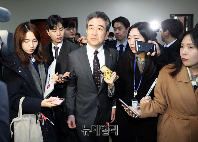 ▲ 윤희근 경찰청장이 27일 오전 국회에서 열린 정보위원회 전체회의에 출석해 하기 위해 입장하고 있다.ⓒ이종현 기자(공동취재사진)