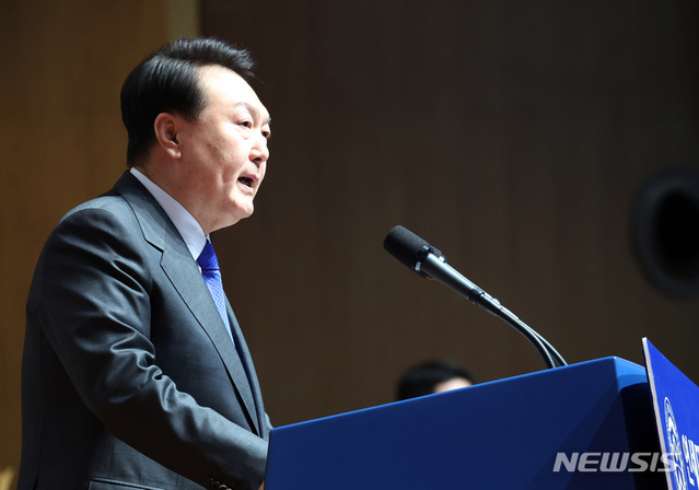 ▲ 윤석열 대통령이 27일 서울 서대문구 연세대학교에서 열린 2023년 2월 학위수여식에서 축사하고 있다. ⓒ뉴시스