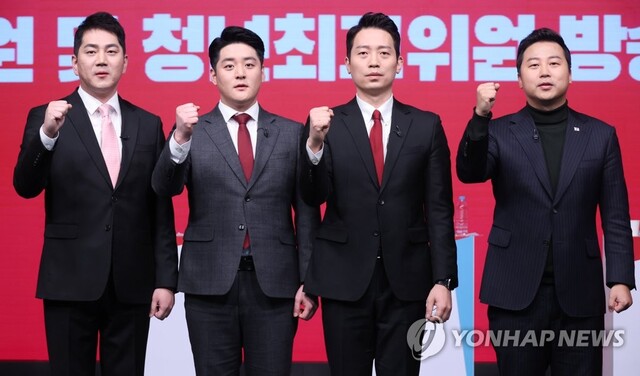 ▲ 국민의힘 청년최고위원 후보들이 27일 강서구 한 스튜디오에서 방송토론회 전 기념촬영을 하고 있다. 왼쪽부터 김가람, 김정식, 이기인, 장예찬 후보.ⓒ연합뉴스
