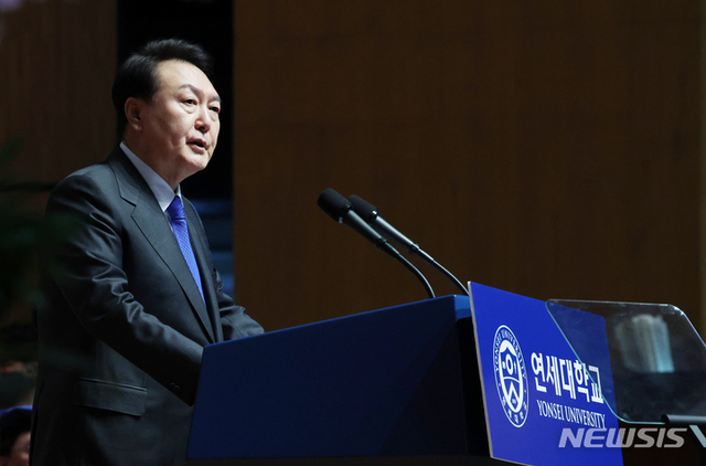▲ 윤석열 대통령이 27일 서울 서대문구 연세대학교에서 열린 2023년 2월 학위수여식에서 축사하고 있다.ⓒ뉴시스(사진=대통령실통신사진기자단)