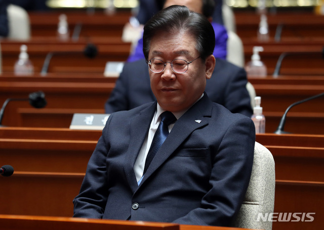 ▲ 이재명 더불어민주당 대표가 27일 오후 서울 여의도 국회에서 열린 의원총회에 참석해 잠시 생각에 잠겨 있다.ⓒ뉴시스