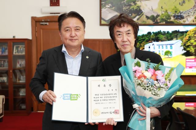 ▲ 충북도립교향악단 예술감독에 위촉된 임헌정 지휘자(오른쪽).ⓒ충북도