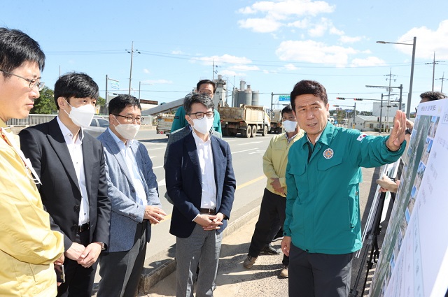▲ 이강덕 시장이 지난해 9월 21일 포항을 방문한 기획재정부 김완섭 예산실장에게 태풍 피해지역인 오천 냉천 인덕교에서 현장 브리핑을 하고 있다.ⓒ포항시