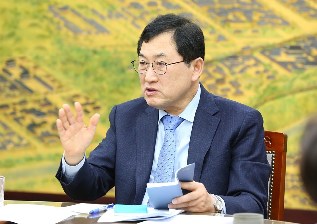 ▲ 주낙영 경주시장이 27일 오전 시청 대외협력실에서 국·소·본부장회의를 주재하고 올해 추진할 중점사업을 점검하고 있다.ⓒ경주시