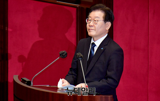 ▲ 이재명 더불어민주당 대표가 27일 오후 국회에서 열린 본회의에서 체포동의요청안 관련 신상 발언을 하고 있다.ⓒ이종현 기자