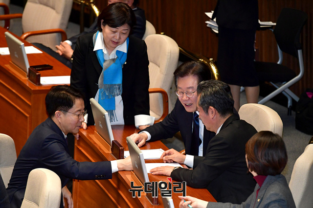 ▲ 더불어민주당 이재명 대표가 27일 오후 국회에서 열린 본회의에서 본인의 체포동의안 상정에 대한 신상발언을 마친 뒤 민주당 의원들과 대화하고 있다.

앞서 검찰은 지난 16일 위례 신도시·대장동 개발 특혜와 성남FC 후원금 의혹 등과 관련, 이 대표에 대한 구속영장을 청구했고, 법원은 이튿날 검찰에 체포동의 요구서를 보냈다.ⓒ 이종현 기자