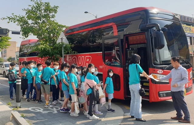 ▲ 지난해 학생들이 현장체험학습 위해 차량에 탑승하고 있다.ⓒ세종교육청