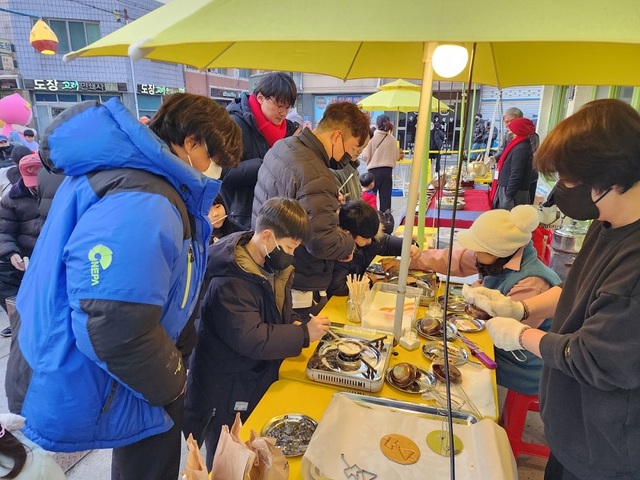 ▲ 제1회 밤밤산책 축제에서 관광객들이 체험을 하고 있다.ⓒ공주시