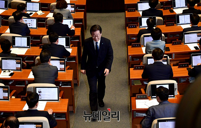 ▲ 이재명 더불어민주당 대표가 지난 27일 오후 국회에서 열린 본회의에서 체포동의요청안 관련 신상 발언을 마치고 자리로 돌아가고 있다. ⓒ이종현 기자