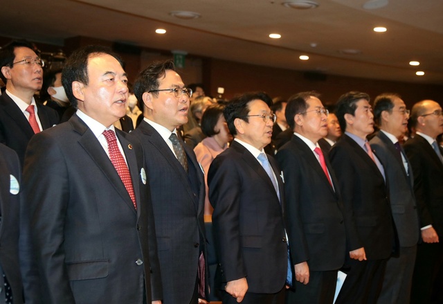 ▲ 김학홍 경북도 행정부지사(앞줄 왼쪽 두번째)는 28일 오전 10시 대구문화예술회관에서 열린 제63회 2.28민주운동 기념식에 참석했다.ⓒ경북도