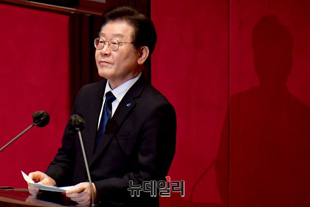 ▲ 이재명 더불어민주당 대표가 27일 국회 본회의장에서 체포동의안 표결에 앞서 신상발언을 하고 있다. ⓒ이종현 기자