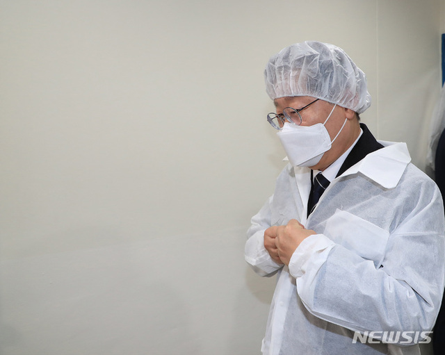 ▲ 이재명 더불어민주당 대표가 학교 급식노동자 폐암 진단 관련 민생현장 확인 차 28일 서울 은평구 수색초등학교를 방문해 조리실을 둘러보기 전 위생복장을 착용하고 있다. (공동취재사진) ⓒ뉴시스