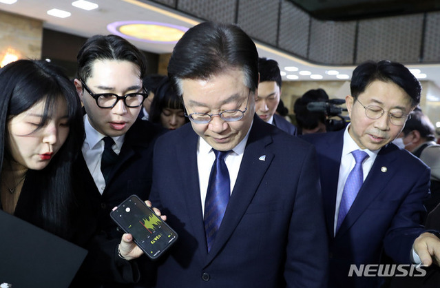 ▲ 이재명 더불어민주당 대표가 27일 오후 서울 여의도 국회에서 제403회국회(임시회) 제8차 본회의에서 체포동의안이 부결된 후 본회의장을 나서고 있다. ⓒ뉴시스