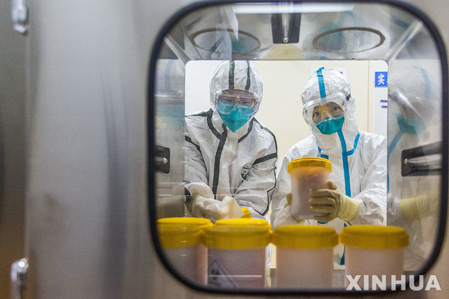 ▲ 지난 2020년 2월25일 중국 베이징의 중국질병통제예방센터 연구실에서 직원들이 저장(浙江)성 질병통제예방센터에서 보내온 신종 코로나바이러스 변종을 검사하고 있다. 우한 바이러스연구소는 신종 코로나바이러스 감염증(코로나19)을 일으키는 바이러스가 이 연구소에서 유래됐다는 주장에 대해 연구소는안전 기준을 엄격하게 준수, 바이러스가 유출될 가능성은 전혀 없다고 연구소의 고위 관리들이 밝혔다. ⓒ중국 신화통신=뉴시스