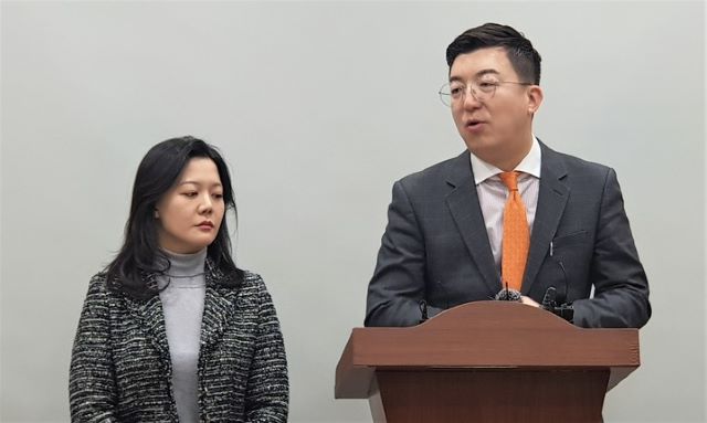 ▲ 충북도의원 기내음주 추태 의혹과 관련, 28일 이태훈 대변인(오른쪽)과 안지윤 부대변인이 충북도의회 입장을 밝히고 있다.ⓒ충북도의회